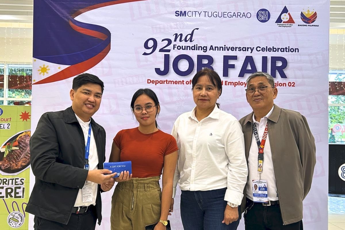SM&ndash;DOLE Job Fair program celebrated its 30,000th hired-on-the-spot at SM City Tuguegarao